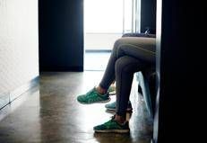Ragazza in un corridoio - 

