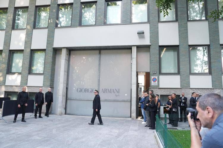 La camera ardente allestita presso l'Armani Teatro - Ipa