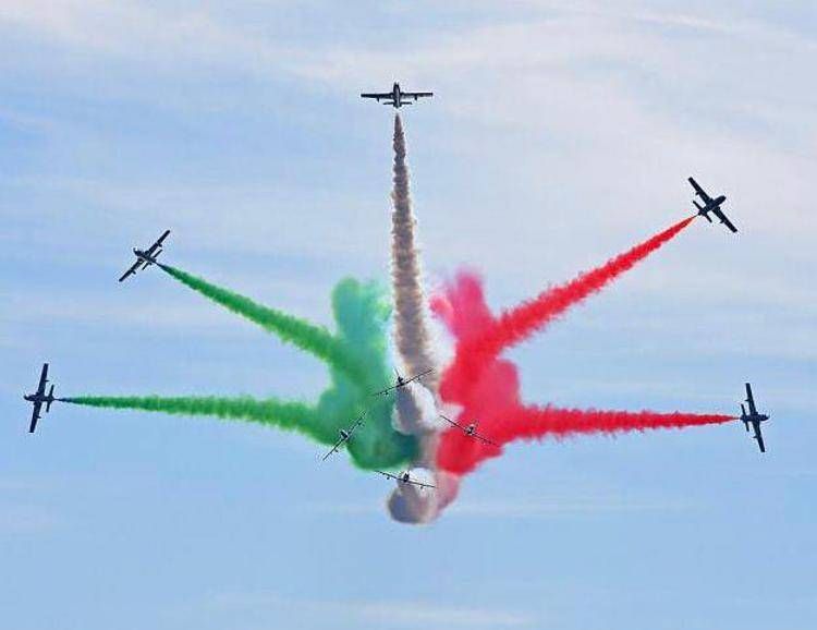 Armani, le Frecce Tricolori dedicano allo stilista la manovra 