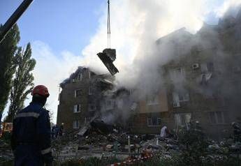Maxi attacco russo sull'Ucraina: droni e missili su Kiev, colpita sede del gover