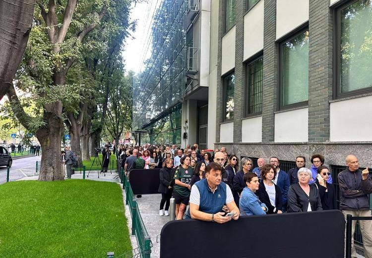 Armani, alla camera ardente ancora lunga fila per l'ultimo saluto