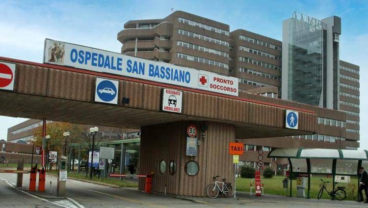 Bassano del Grappa, accoltella l'ex moglie mentre si trova al lavoro: fendenti anche al volto