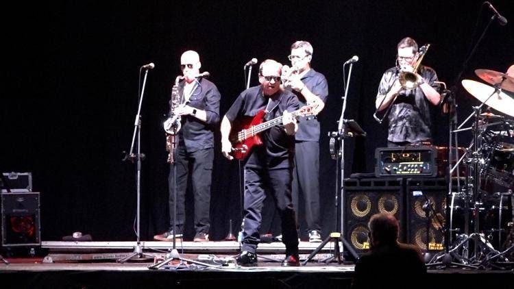 Pisa celebra la musica con i Level 42: concerto sold-out e messaggio di pace