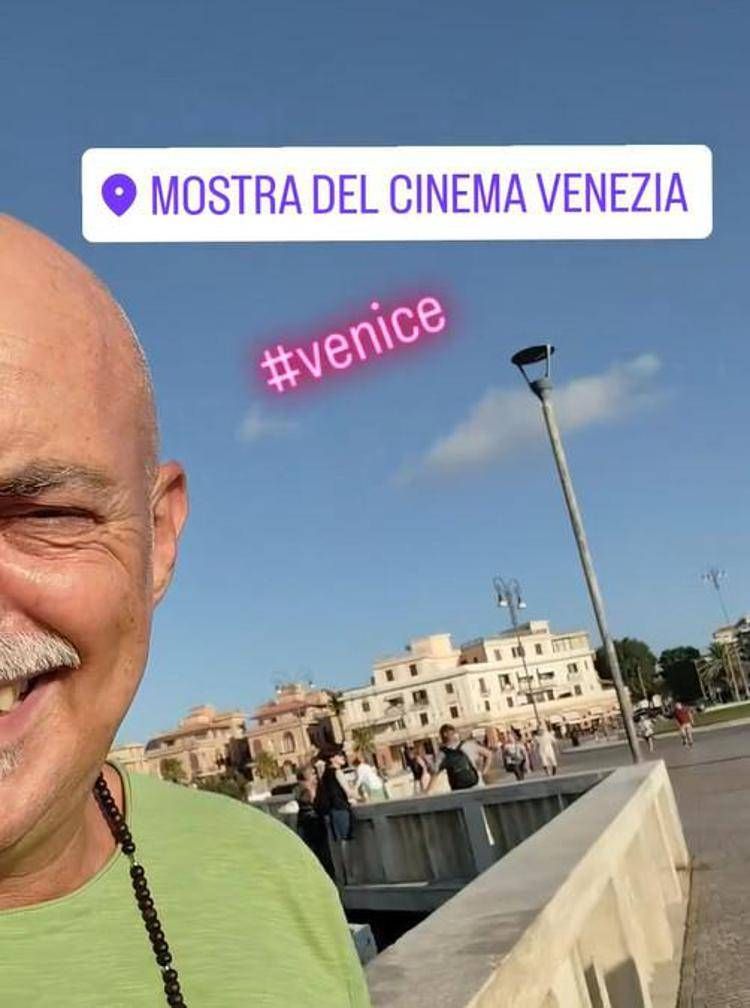 "Ma che s'è visto che stavo al pontile di Ostia?", su Venezia la gag del comico Fabio Avaro