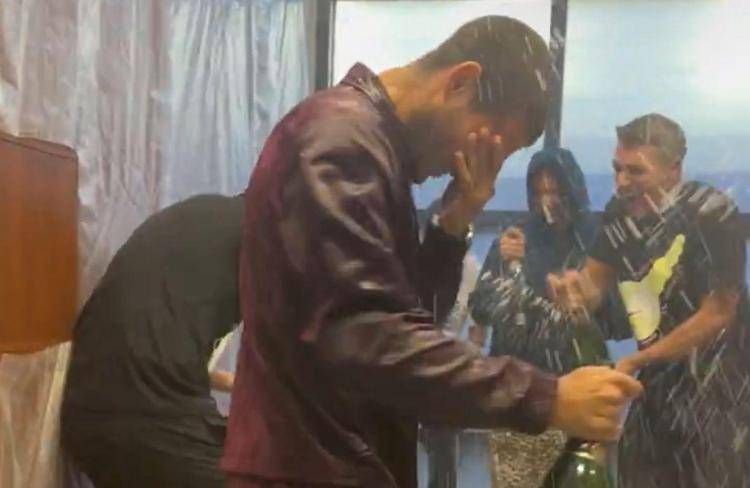 Alcaraz, festa sfrenata dopo il trionfo agli Us Open: 'guerra' di champagne per Carlos