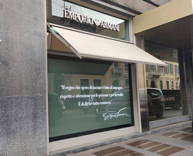 La citazione sulla vetrina di Emporio Armani a Milano