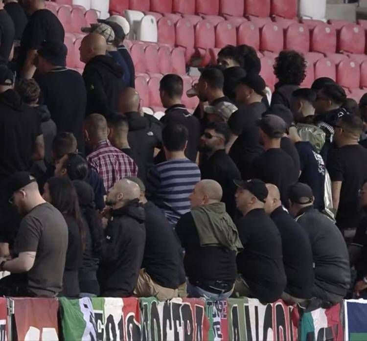 Italia, tifosi azzurri di spalle durante l'inno israeliano. Poi i cartelli: "Stop"