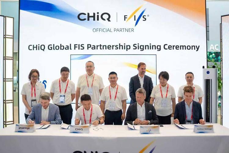 CHiQ rafforza l'impegno sportivo globale diventando partner della Coppa del Mondo del salto con gli sci della FIS