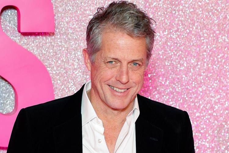 Auguri Hugh Grant, l'icona della commedia romantica compie 65 anni