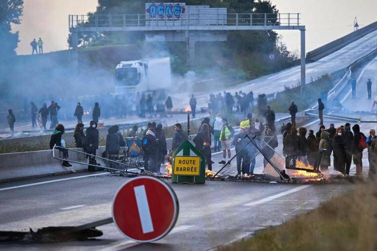 Francia, migliaia in piazza per 'Blocchiamo tutto': disagi al traffico e almeno 75 fermi