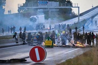 Francia, migliaia in piazza per 'Blocchiamo tutto': disagi al traffico e almeno 75 fer
