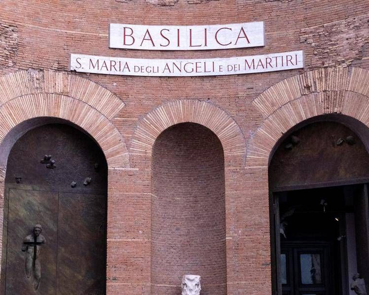 Lancia feci sugli affreschi della Basilica di Santa Maria degli Angeli, austriaca denunciata