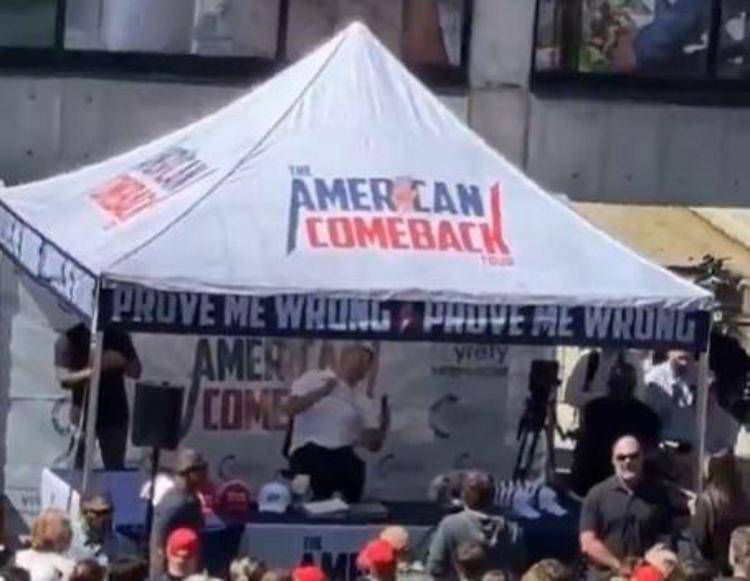 Il momento in cui Charlie Kirk viene colpito catturato in uno dei video che circolano sui social dopo l'attentato