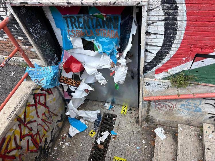 Bomba carta al Csoa La Strada di Roma - Adnkronos