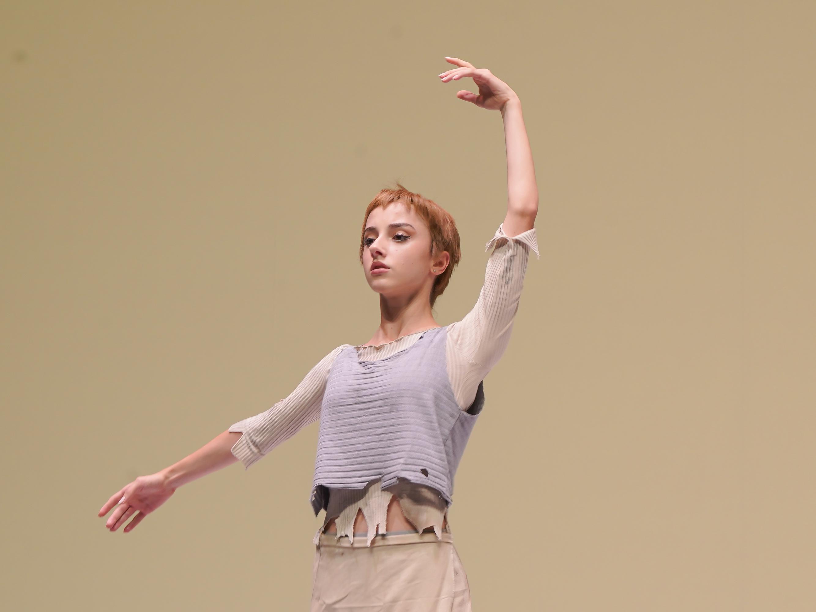 Una giovane ballerina durante l’esibizione alla “Shining Hat” Hall dell’Expo 2025 di Osaka 