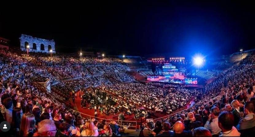 Carlo Conti, l'appello alla pace ai Tim Music Awards: "Questi gli unici droni che ci piacciono"