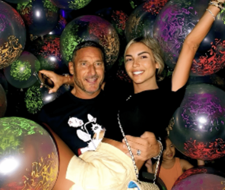 Totti e Noemi Bocchi, 3 anni d'amore: la serata romantica sui tetti di Roma