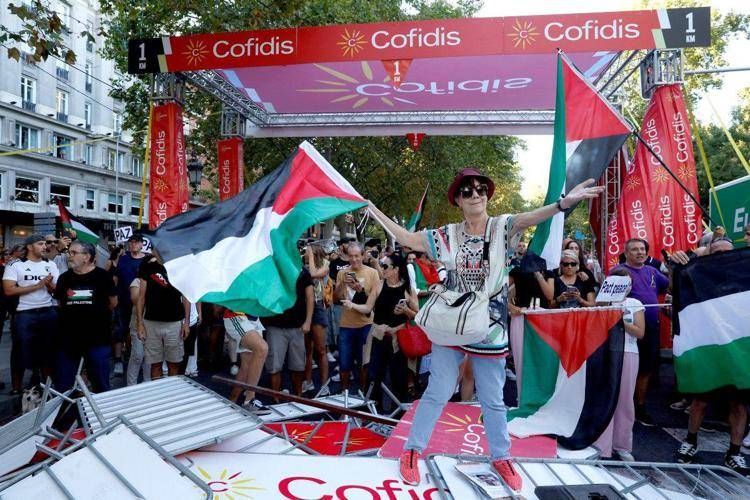 Vuelta, i proPal invadono la Gran Via di Madrid: ciclisti fermi