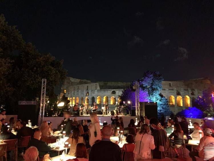 Lo swing di Mellone incanta il Colosseo, tra volti noti della tv e un inedito "gluten free"