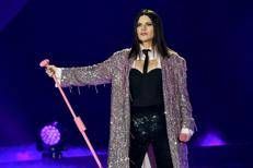 Laura Pausini ferma il concerto in Perù e gela la prima fila: 