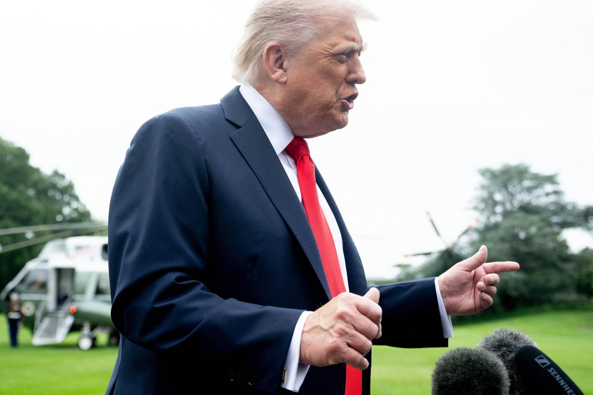 Trump, il giornalista e la domanda sugli affari: "Stai zitto"