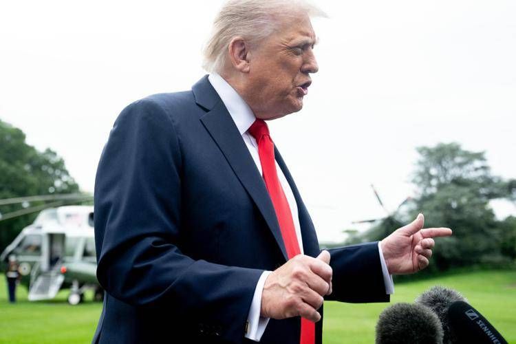 Trump, il giornalista e la domanda sugli affari: "Stai zitto"