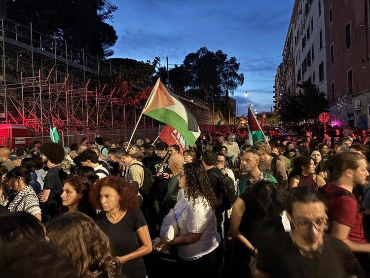Roma, corteo per Gaza: "Blocchiamo tutto, Palestina libera"