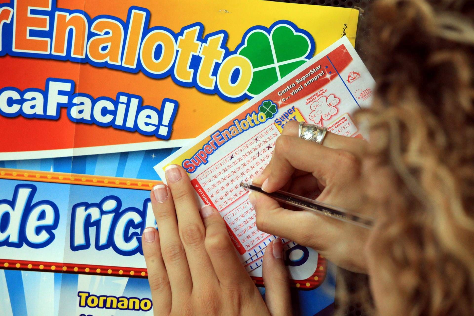 Superenalotto, numeri combinazione vincente oggi 16 settembre
