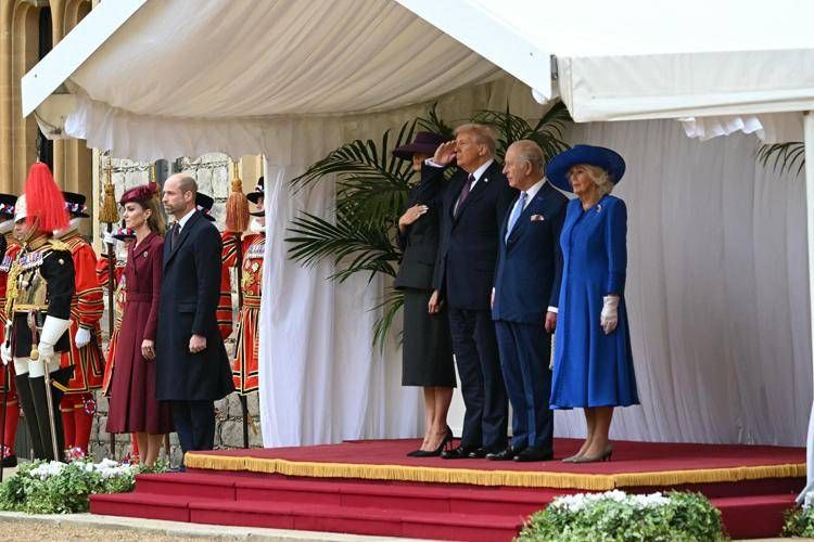 La Royal Family inglese a Windsor con Trump e la moglie Melania - Afp