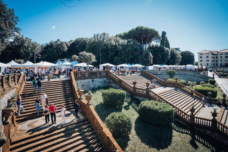 Panoramica della Fiera dei Sapori d’Italia 2025 a Villa Torlonia di Frascati con stand enogastronomici e visitatori