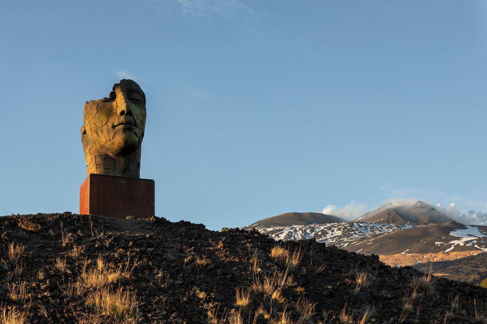 Mitoraj'ın Syracuse ve Etna'da yirmi -nine eserleri, serginin finissage hazır