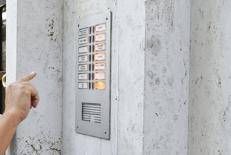 Notifiche del Fisco: ecco cosa si rischia a non mettere il nome sul citofono