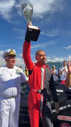 Fabio Barone conquista il 7° record del mondo: con la sua Ferrari a 164 all'ora sul ponte di Nave Trieste