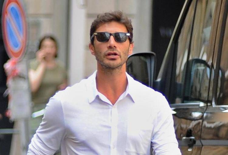 Stefano De Martino vittima di furto a Milano: rubato l'orologio con il trucco dello specchietto