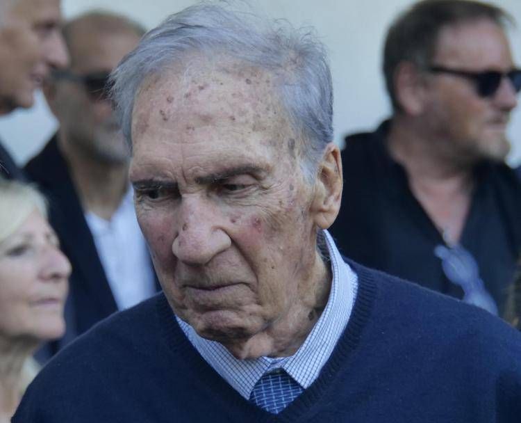 Puccio Fede ai funerali del fratello Emilio (Fotogramma/Ipa)