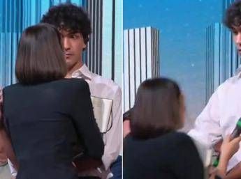 La giornalista cade