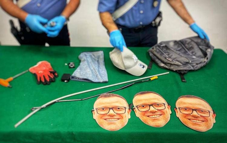 Le tre maschere trovate dai carabinieri