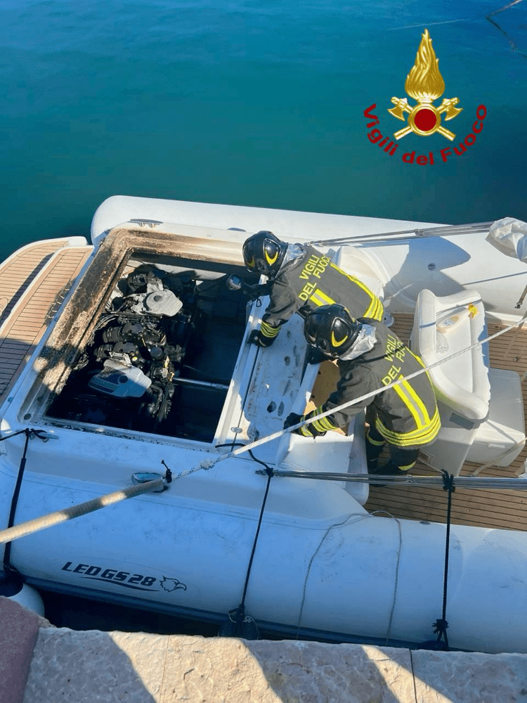 Incendio su un gommone, donna ustionata