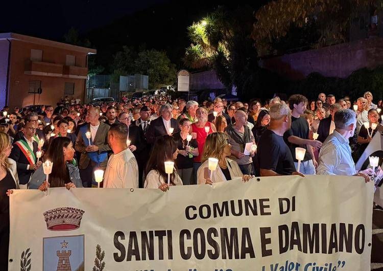 Genitori di Paolo alla fiaccolata - Adnkronos