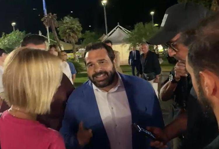 "Non impedite di fare domande", tensione tra il cronista di Report e la scorta di Giuli a Fenix