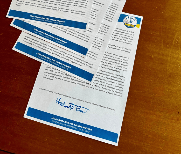 La Carta della Lombardia firmata da Bossi - Adnkronos