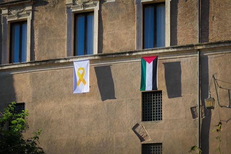 Roma, al Campidoglio fiocco giallo per gli ostaggi rapiti da Hamas e, accanto, la bandiera della Palestina