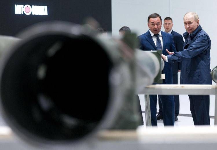 Vladimir Putin alla fabbrica militare russa Motovilikha - Afp