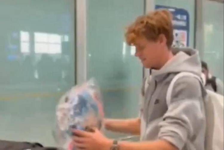 Sinner arriva in Cina, ad accoglierlo c'è... un cuscino