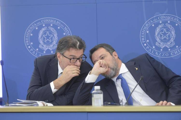 giorgetti_salvini_fg_ipa image Manovra, obiettivo Giorgetti taglio tasse. Salvini torna a