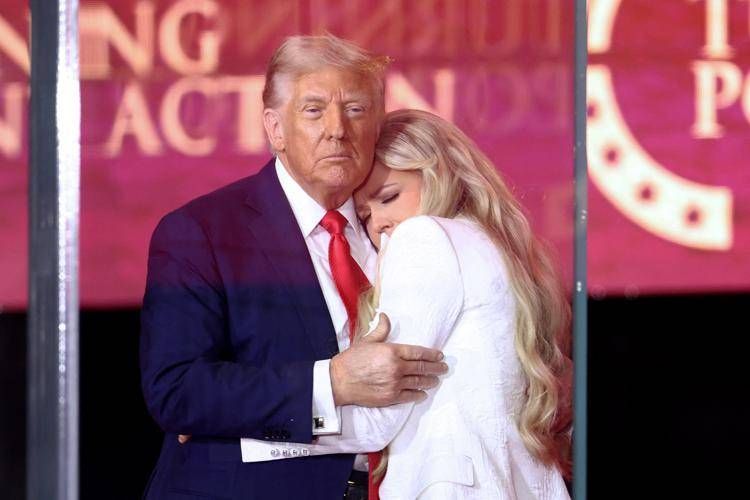 Donald Trump e Erika Kirk sul palco della cerimonia funebre per Charlie Kirk - Afp