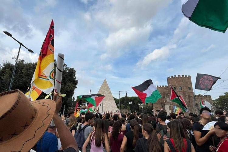 Corteo per Gaza a Roma - Adnkronos