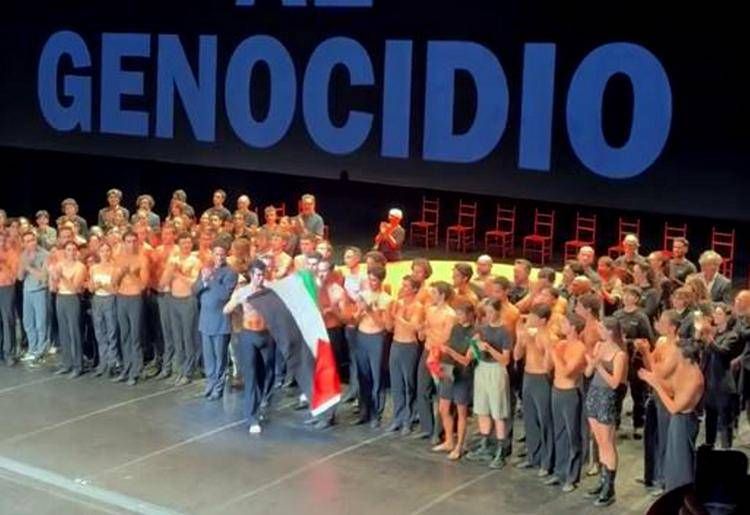 roberto_bolle_gaza_ipa_fg image Roberto Bolle con la bandiera della Palestina - Ipa/Fotogramma