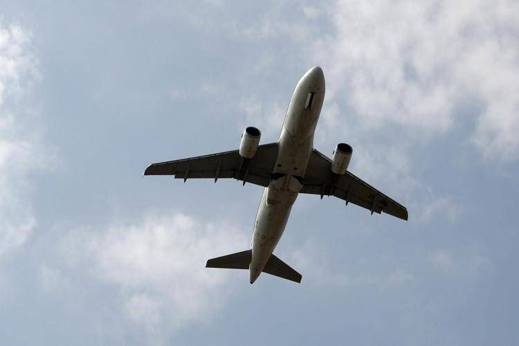 Un aereo in volo - FOTOGRAMMA