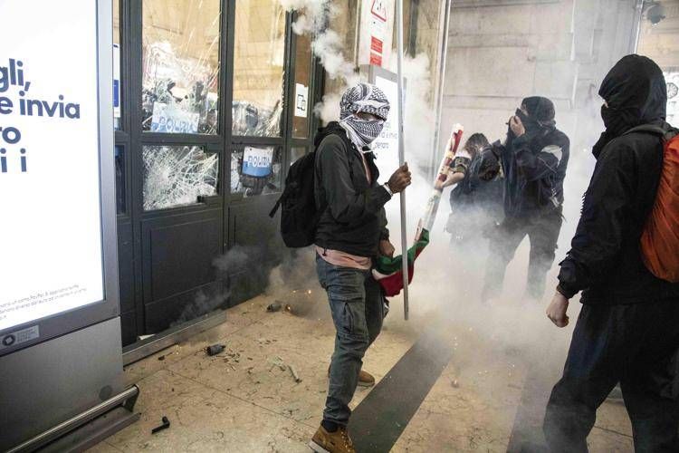 Cortei Pro Pal, 76 poliziotti feriti: il bilancio della guerriglia. Mattarella: 
